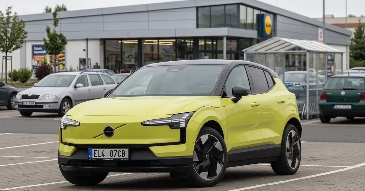 Volvo EX30 v žluté barvě zaparkované na parkovišti u supermarketu