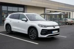Volkswagen Tayron na parkovišti u supermarketu