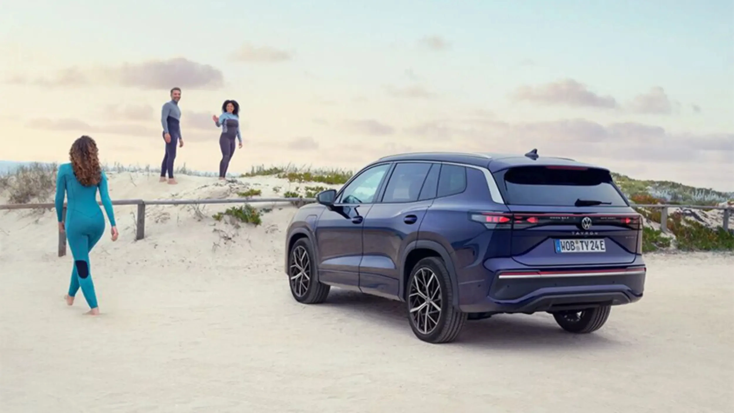 Volkswagen Tayron v zadním tříčtvrtečním pohledu na pobřeží
