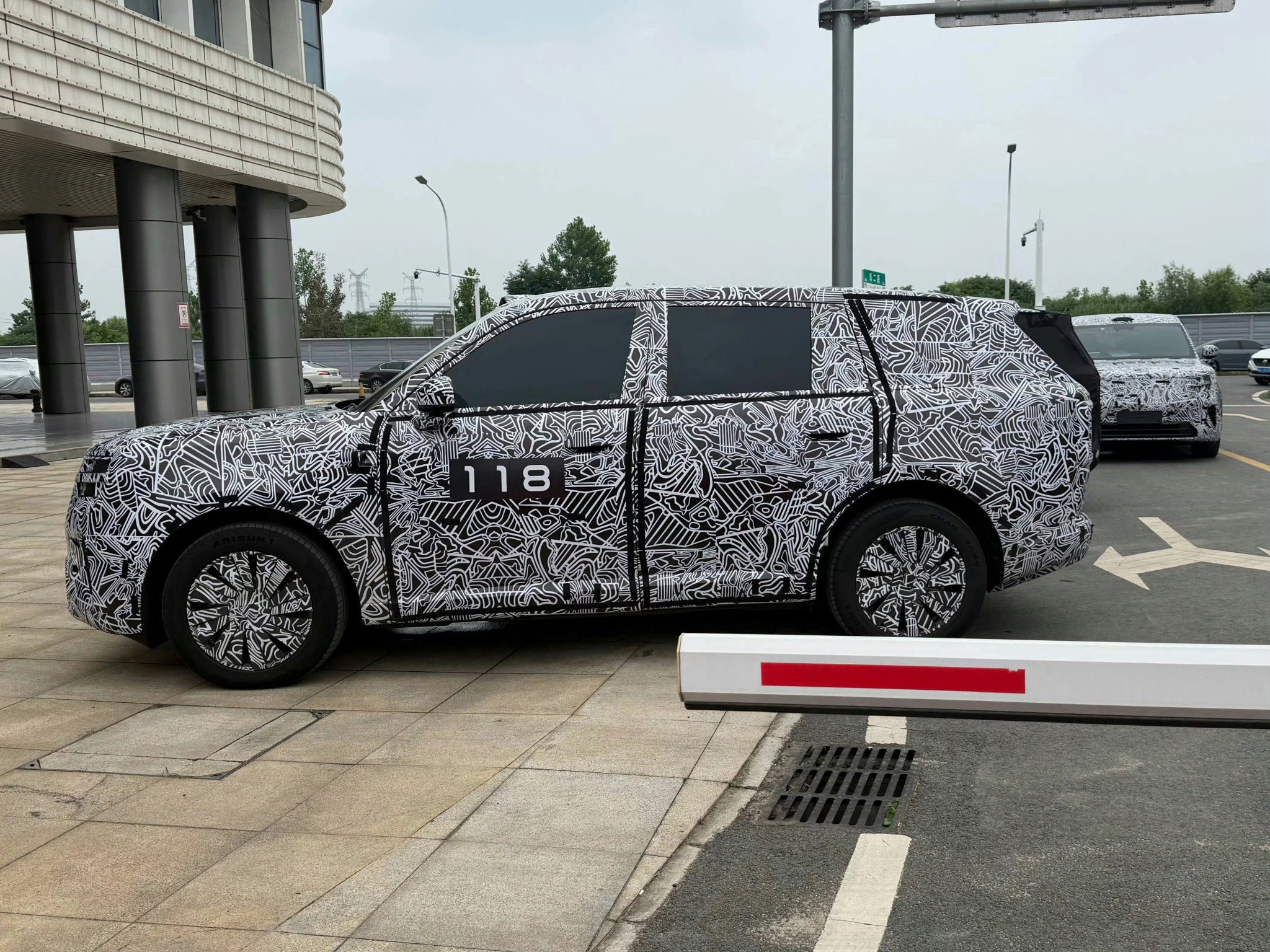 Bok maskovaného prototypu Xiaomi Skynomad - velke SUV