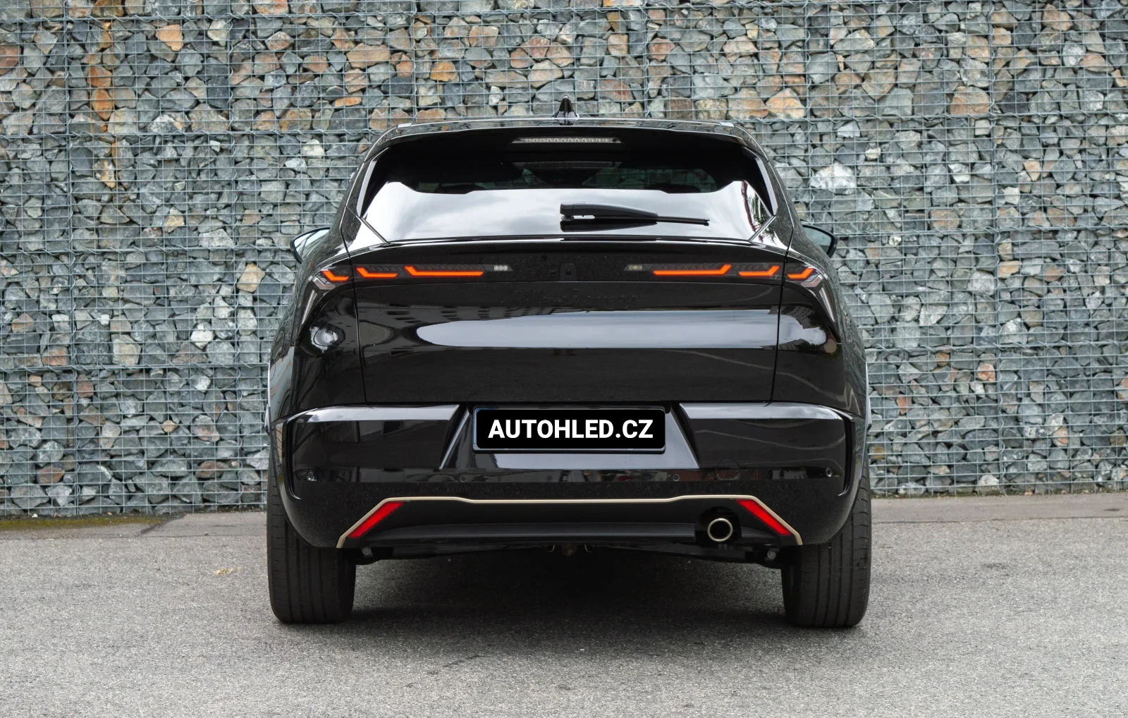 Alfa Romeo Junior Q4 zezadu, pohled na záď a víko kufru