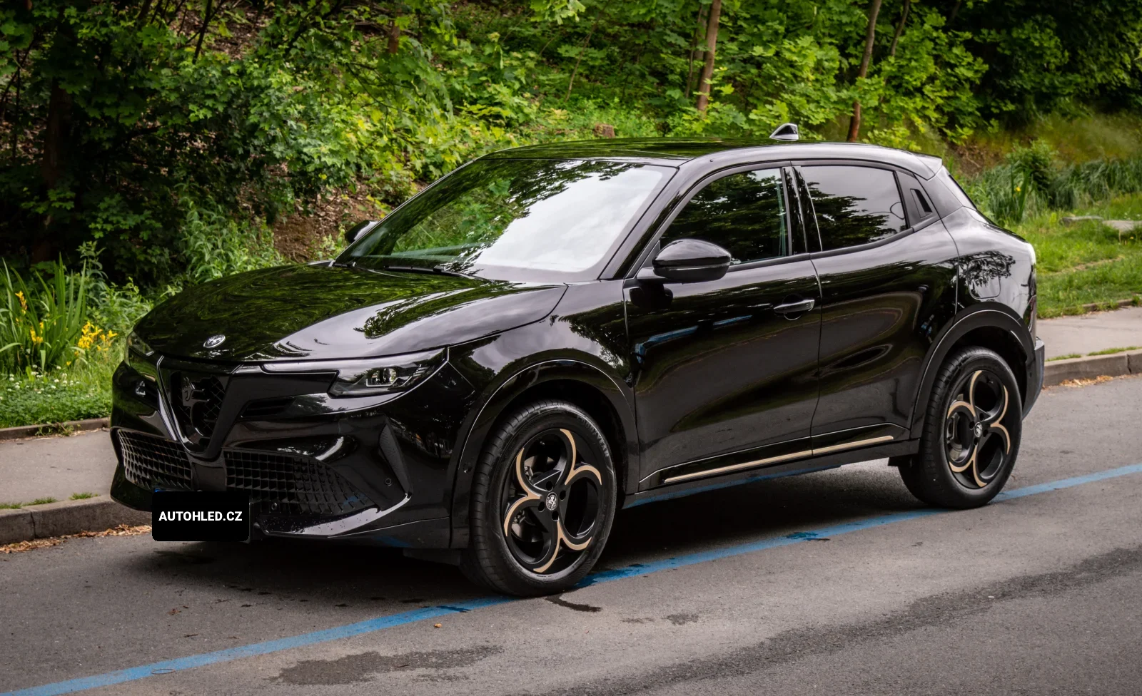 Černá Alfa Romeo Junior Q4 zepředu na ulici