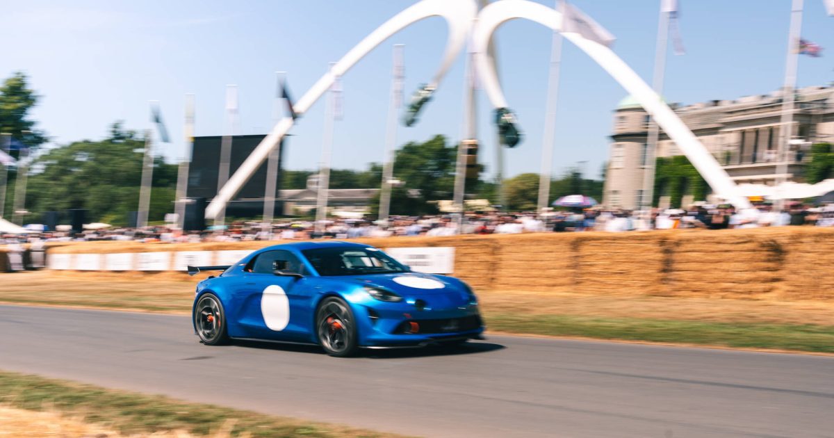 Alpine A110 FUTURE při jízdě do vrchu na Goodwood Festival of Speed 2026