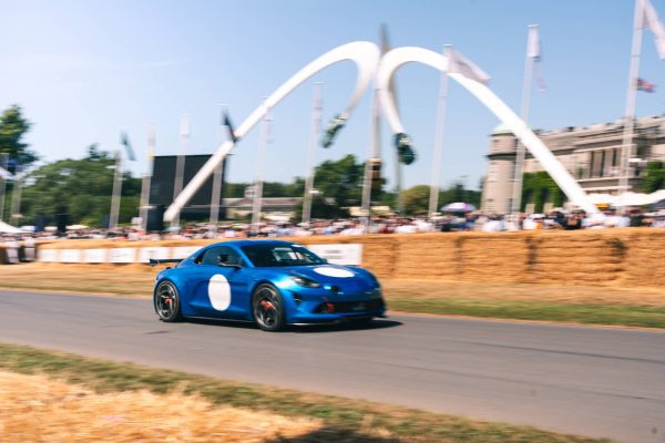 Alpine A110 FUTURE při jízdě do vrchu na Goodwood Festival of Speed 2026