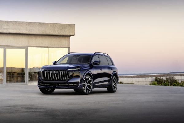 Audi Q9 2026 v modré barvě při oficiální světové premiéře