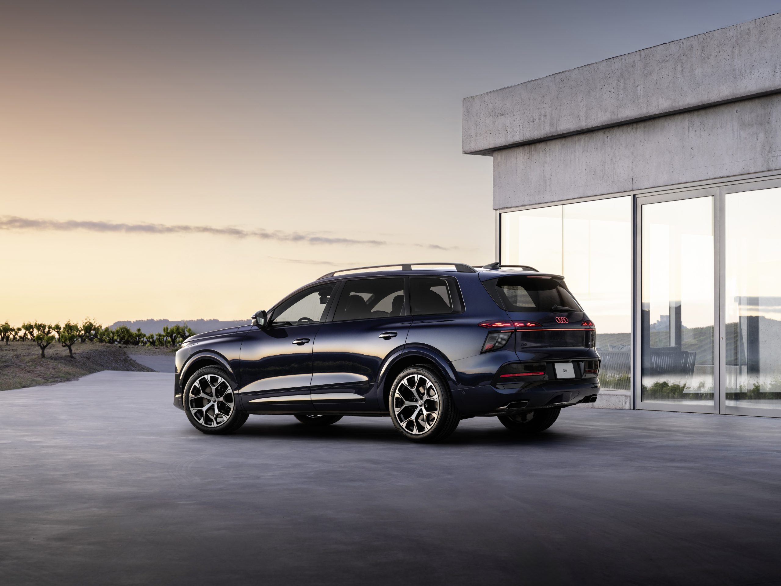 Audi Q9 2026 z bočního pohledu zezadu