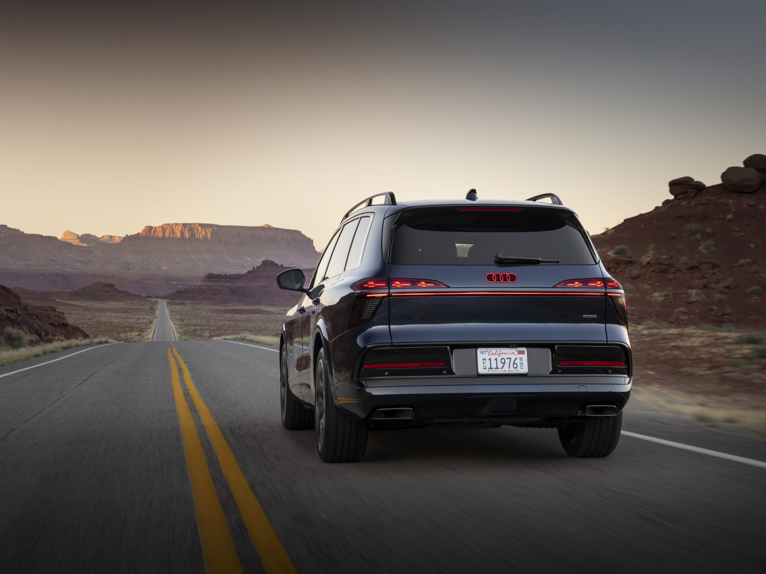 Audi Q9 2026 zezadu při jízdě