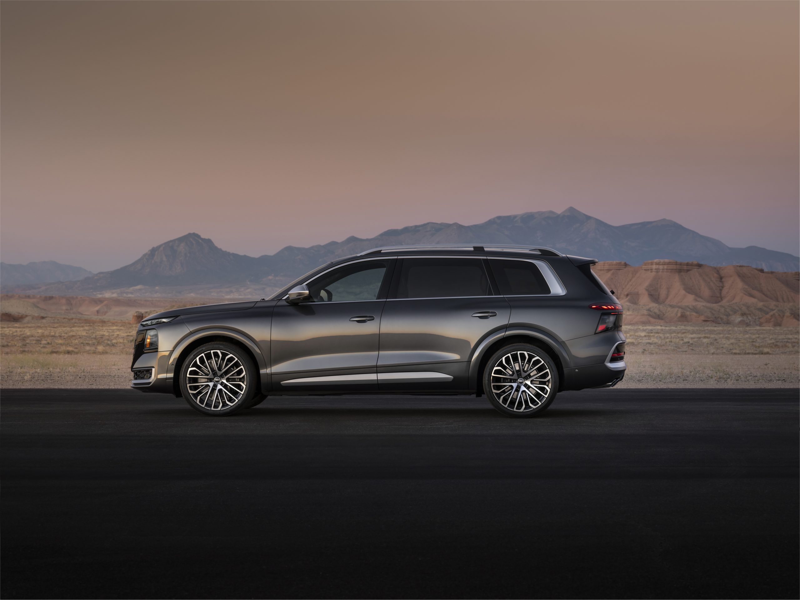 Audi SQ9 2026 z bočního profilu