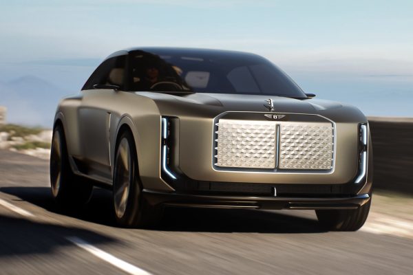 Koncept Bentley EXP 15 zepředu, který předznamenává design elektrického Torcalu