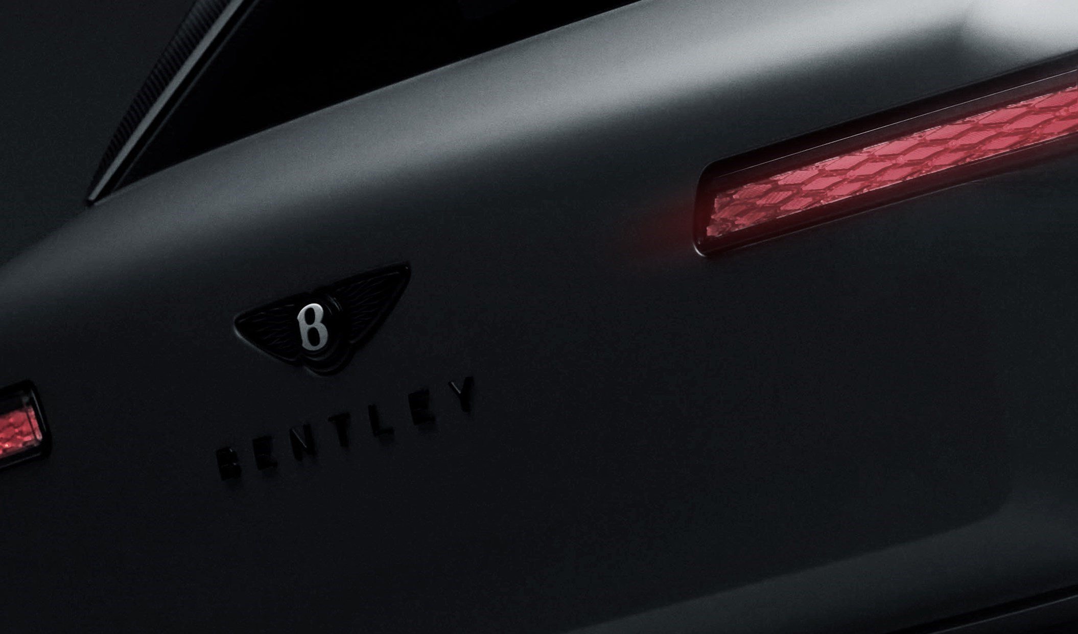 Oficiální teaser Bentley Torcal - detail zádě se zadním světlem a znakem Bentley