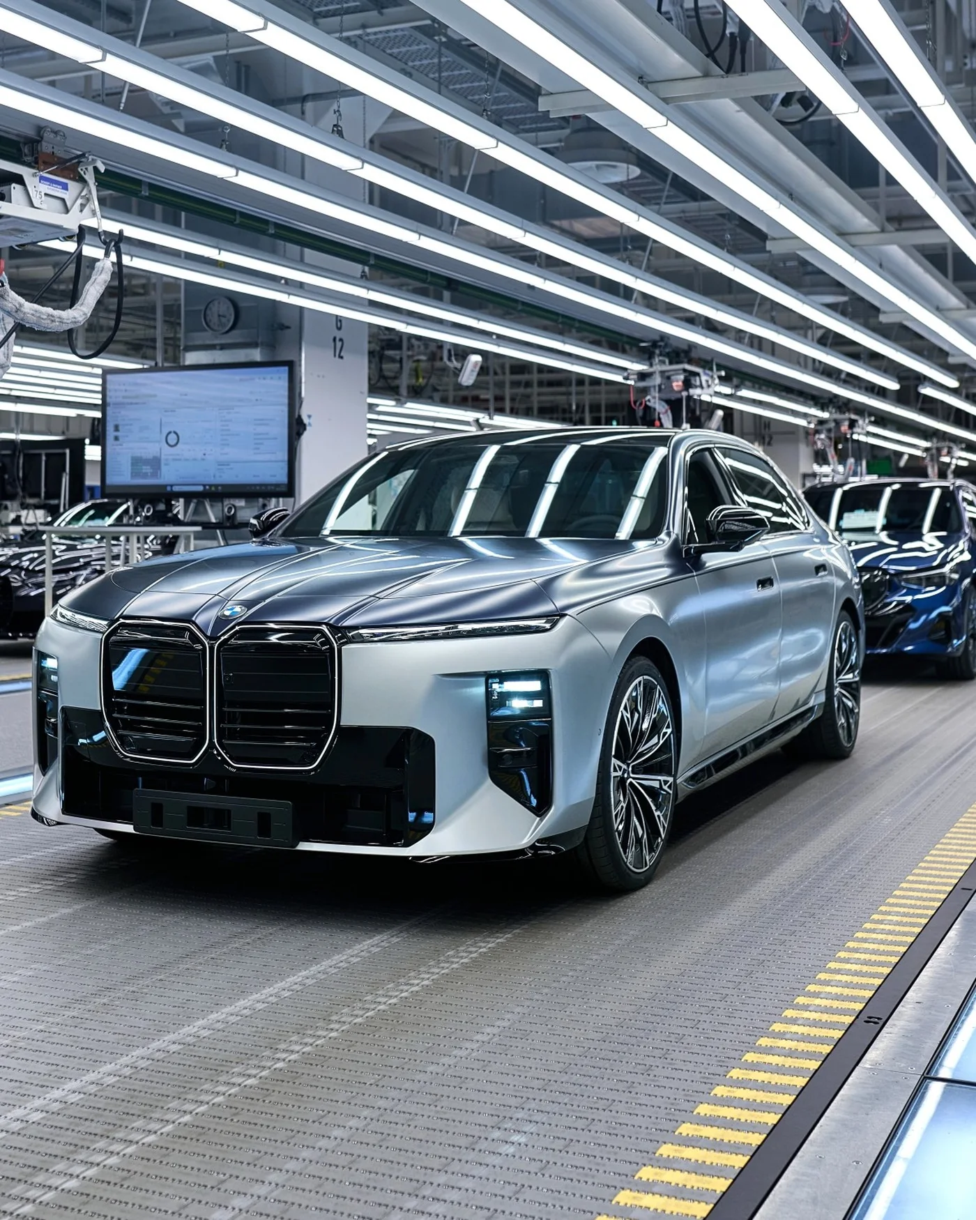 Stříbrné BMW 740d xDrive modernizované řady 7 na výrobní lince v Dingolfingu