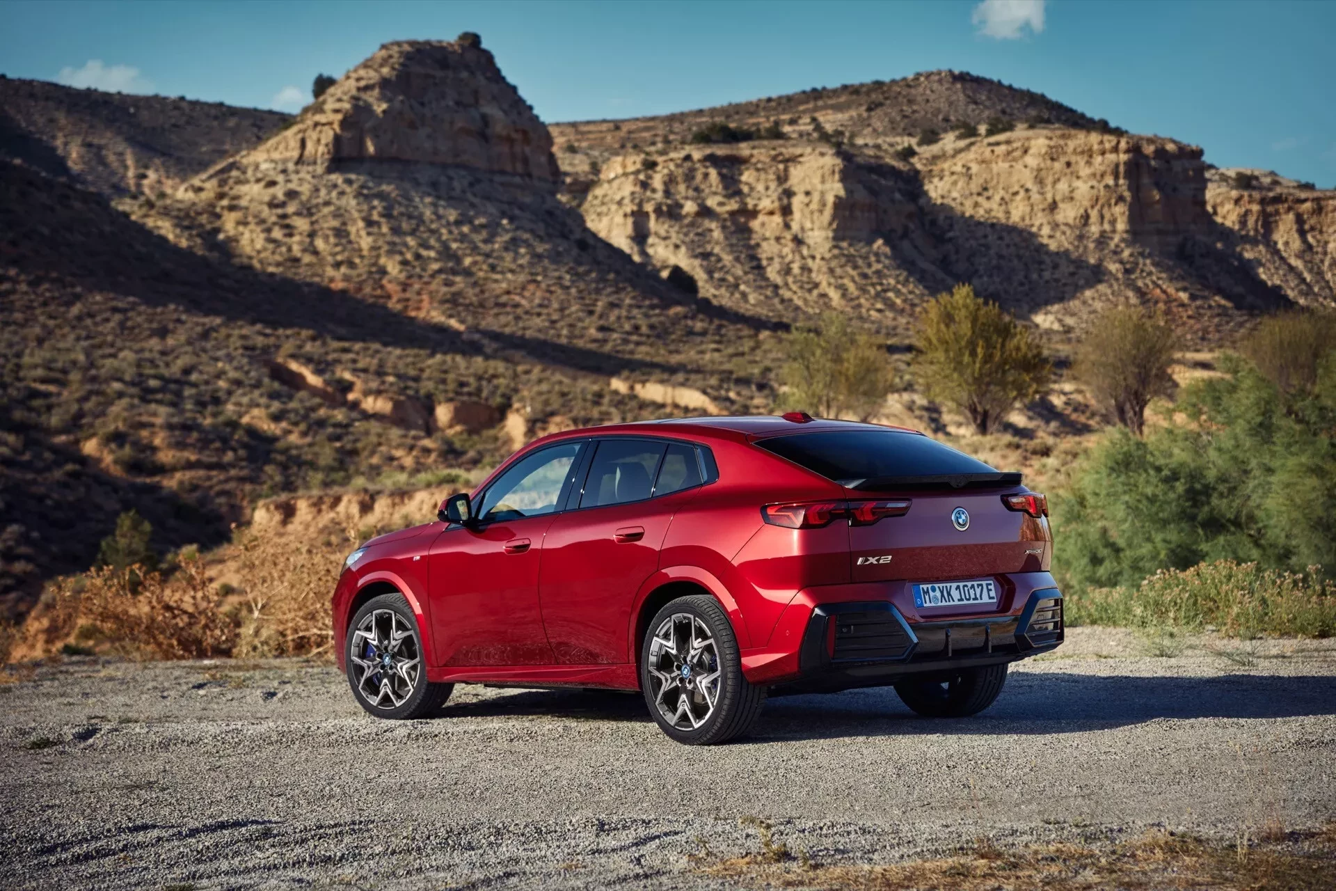 Současné červené elektrické BMW iX2 zezadu