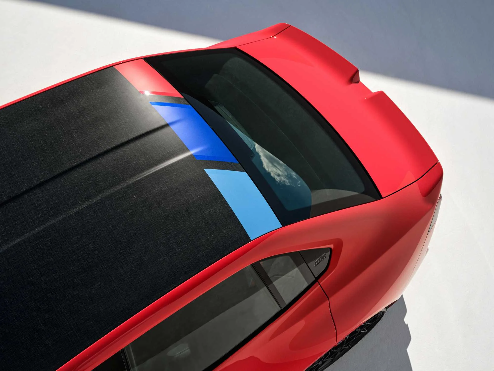 Detail střechy konceptu BMW M Concept Neue Klasse z kompozitu s přírodními vlákny