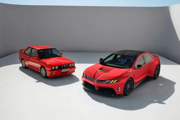 Koncept BMW M Concept Neue Klasse vedle původního BMW M3 generace E30
