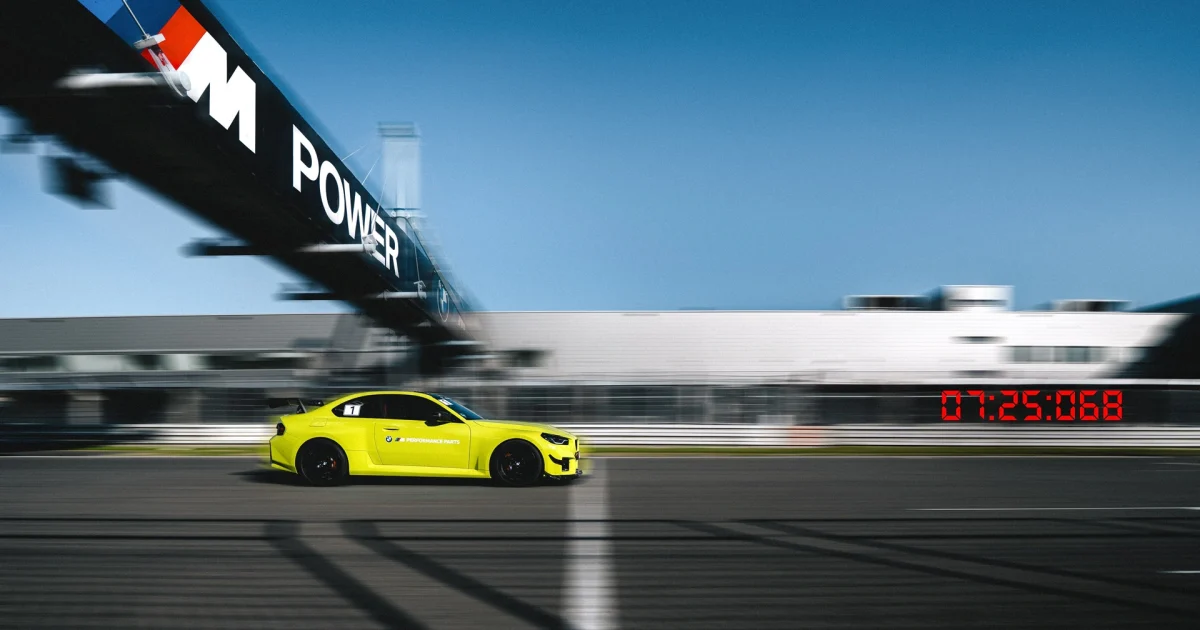 BMW M2 s M Performance Track Kit projíždí cílem na Nürburgringu s časem 7:25,068