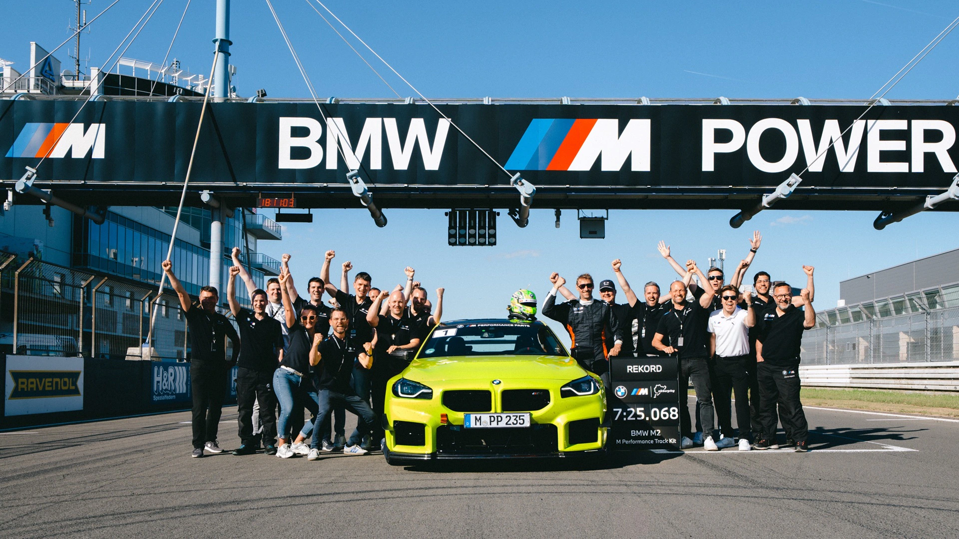 Tým BMW M slaví rekord BMW M2 s M Performance Track Kit na Nürburgringu s tabulí s časem 7:25,068