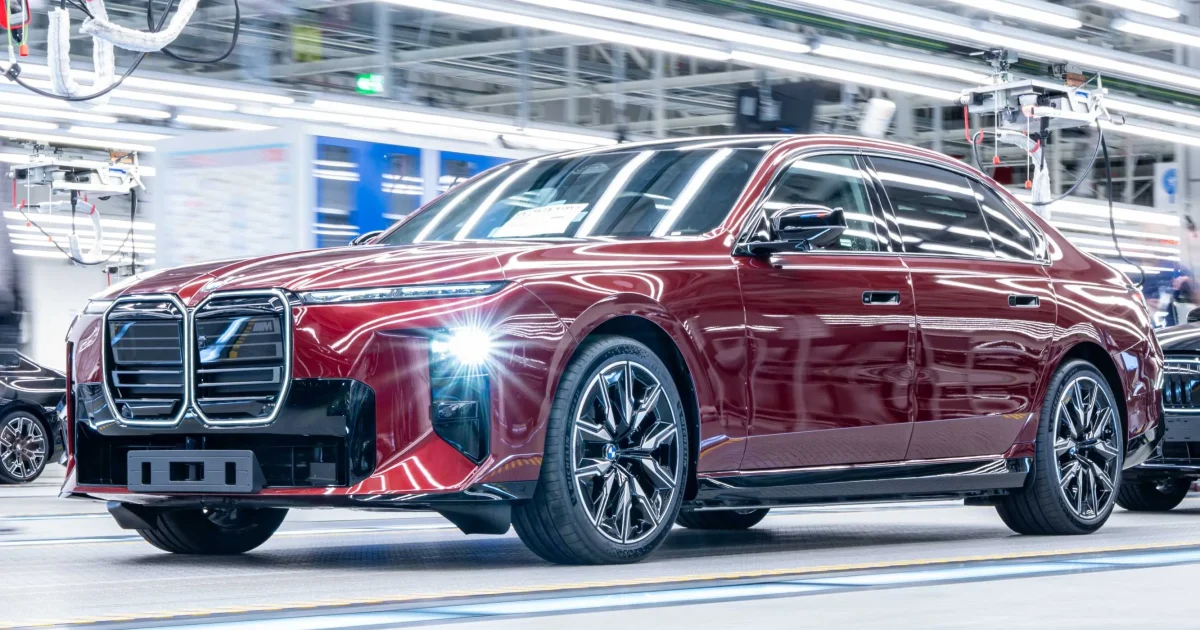 Červené BMW i7 M70 xDrive modernizované řady 7 na výrobní lince v Dingolfingu