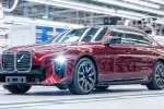 Červené BMW i7 M70 xDrive modernizované řady 7 na výrobní lince v Dingolfingu