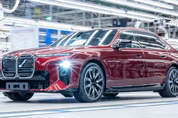 Červené BMW i7 M70 xDrive modernizované řady 7 na výrobní lince v Dingolfingu