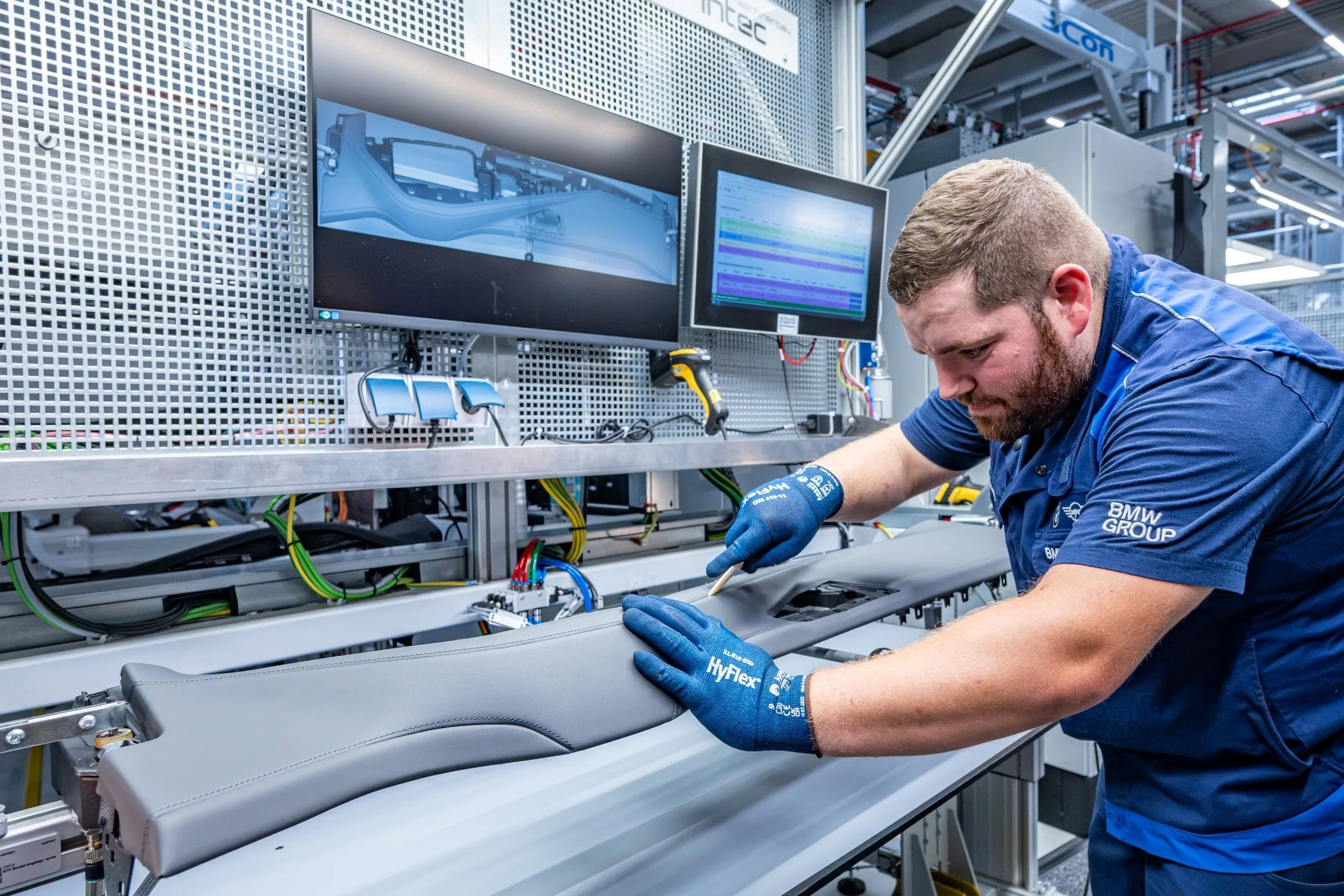 Pracovník BMW kontroluje interiérový díl řady 7 v závodě Landshut