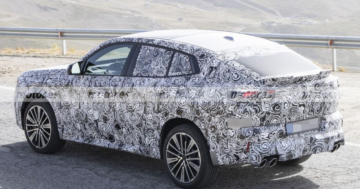 Maskovaný prototyp modernizovaného BMW X2 při testování