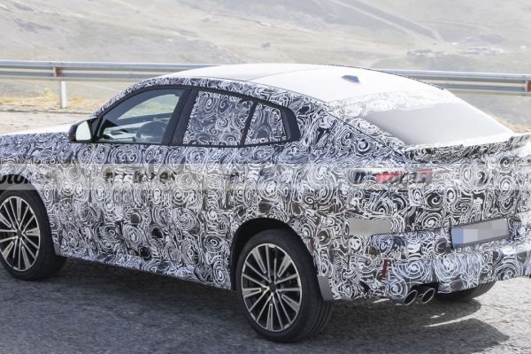 Maskovaný prototyp modernizovaného BMW X2 při testování