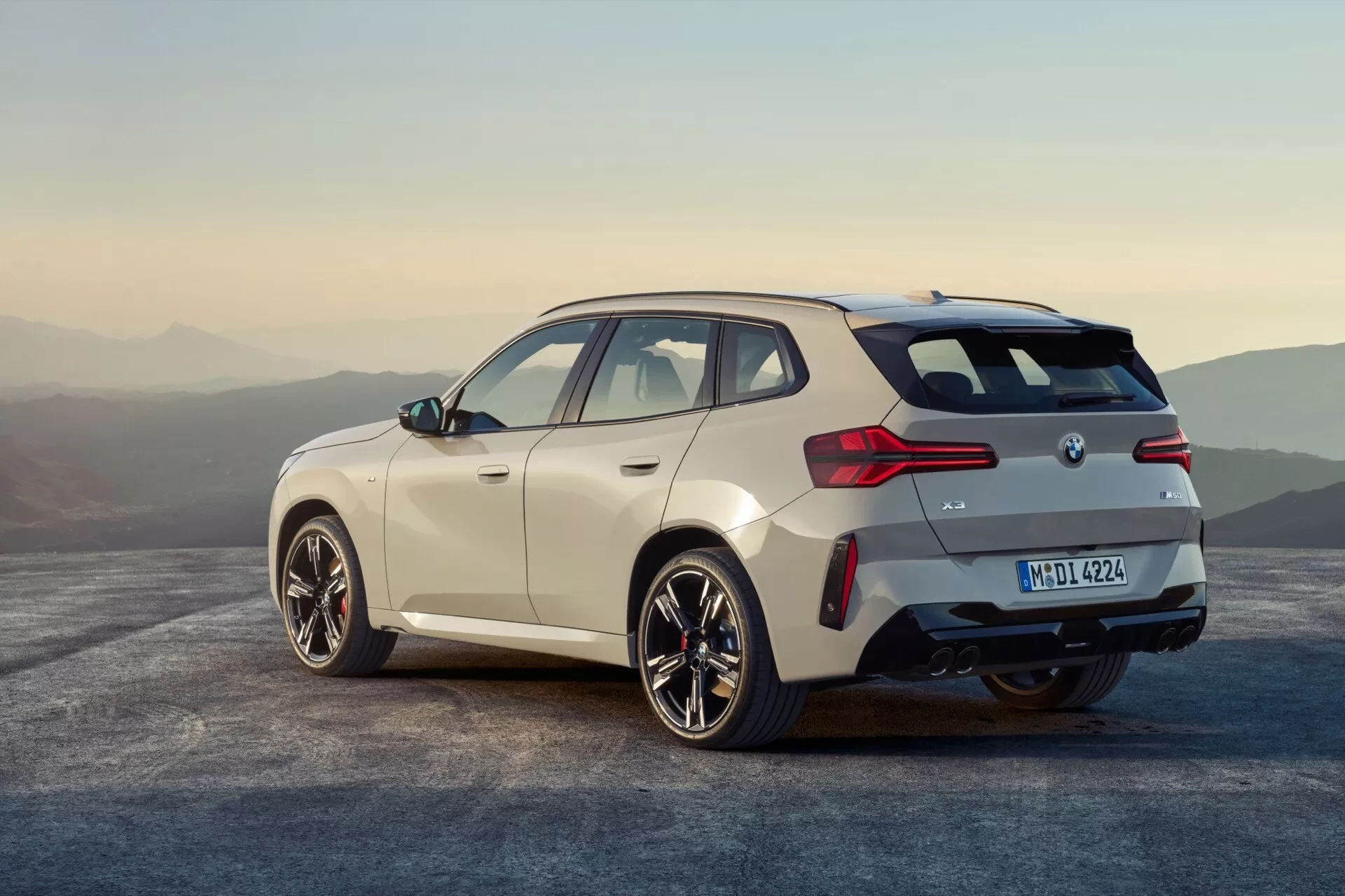 Současné BMW X3 M50 zezadu se čtyřmi koncovkami výfuku