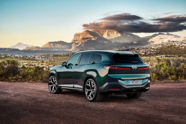 Zadní tříčtvrteční pohled na nové BMW X5 40 xDrive
