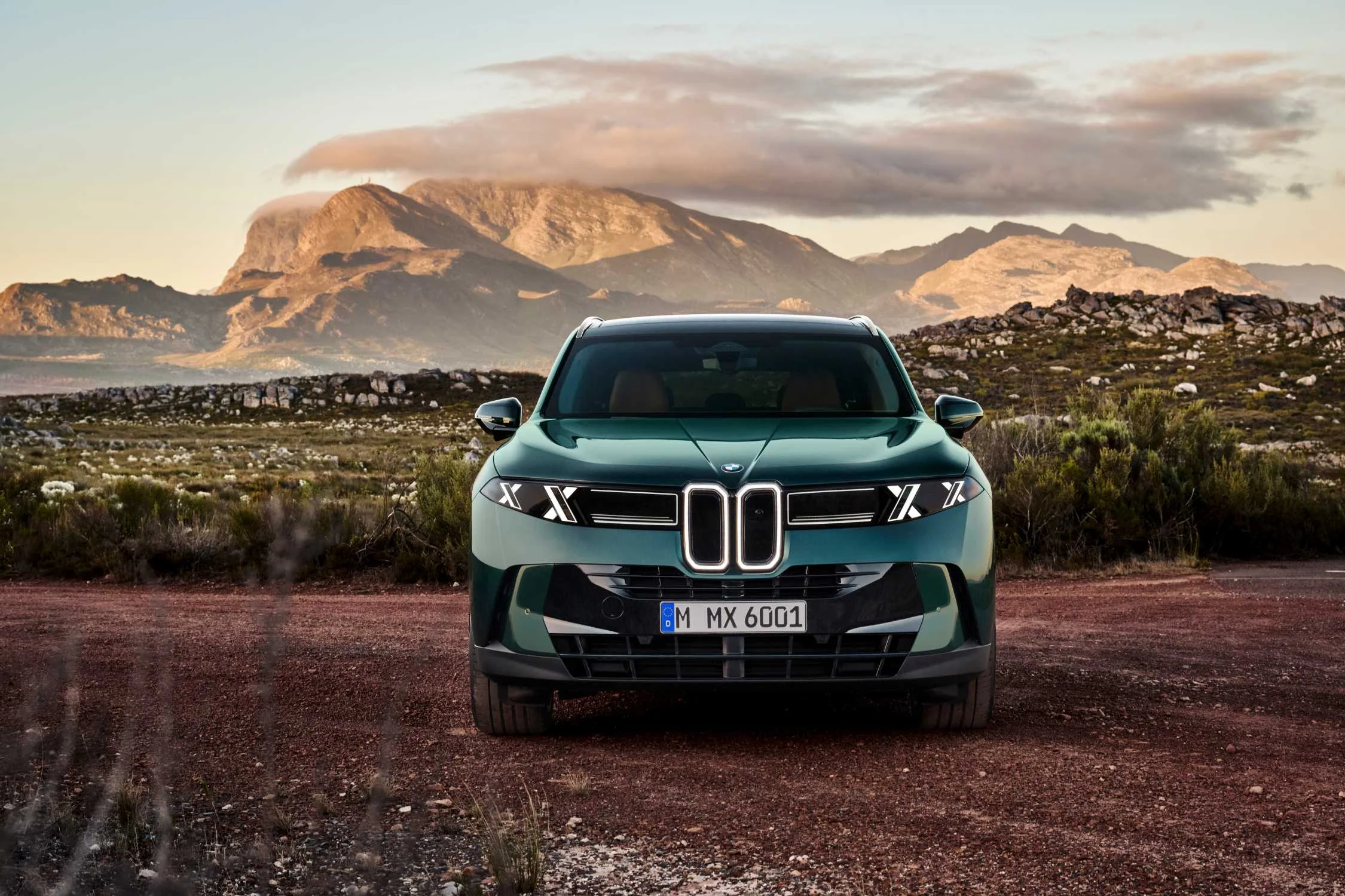 Přední maska nového BMW X5 s prosvětlenými X světlomety
