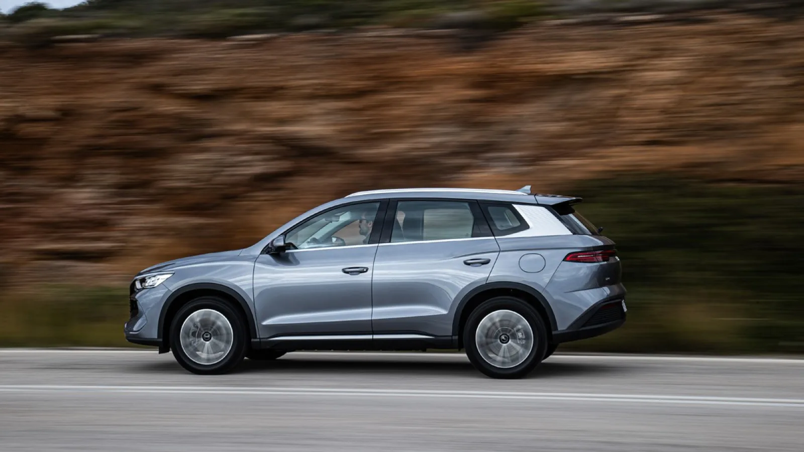 Boční profil BYD Sealion 5 DM-i, SUV dlouhé 4 738 mm