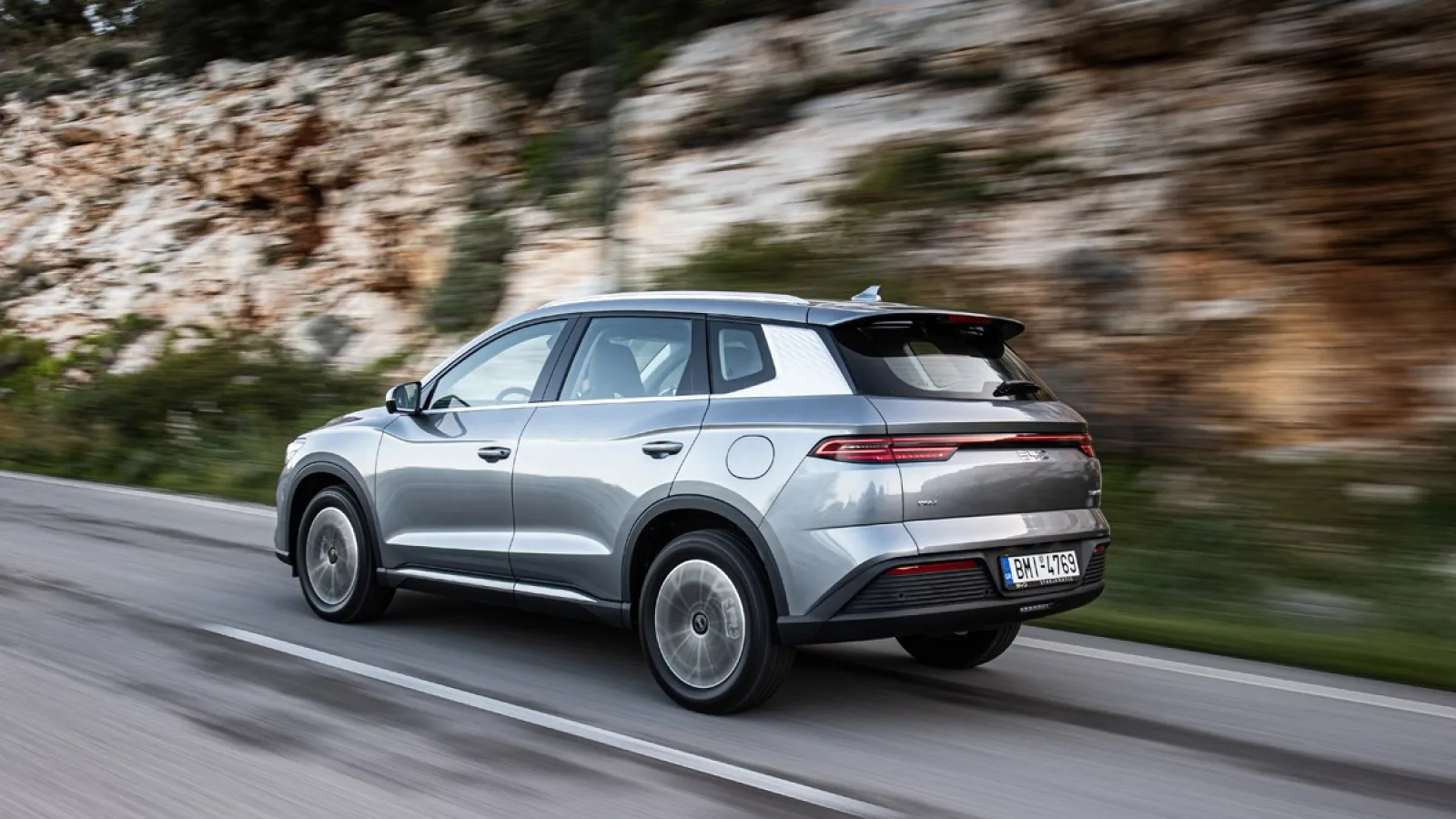 Zadní část BYD Sealion 5 DM-i se světelnou lištou přes celou šířku