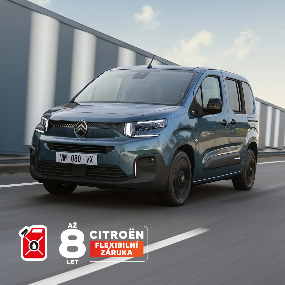 Modrý Citroën Berlingo osobní verze s grafikou letní akce Citroën