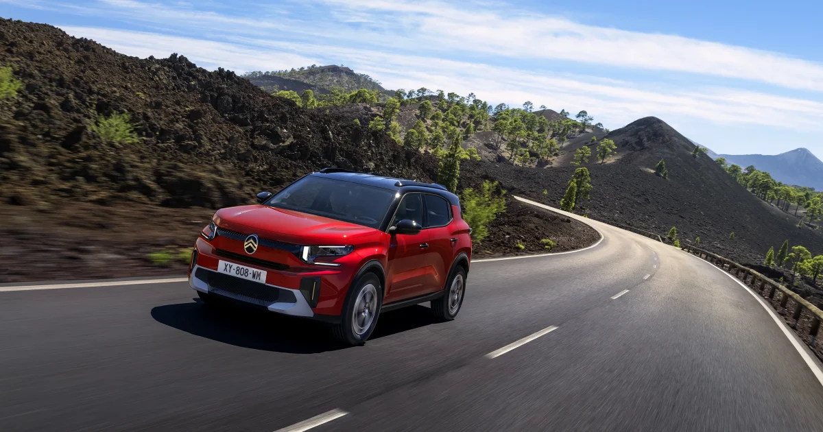 Červený Citroën C3 Aircross v jízdě na horské silnici