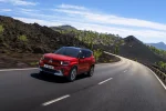 Červený Citroën C3 Aircross v jízdě na horské silnici