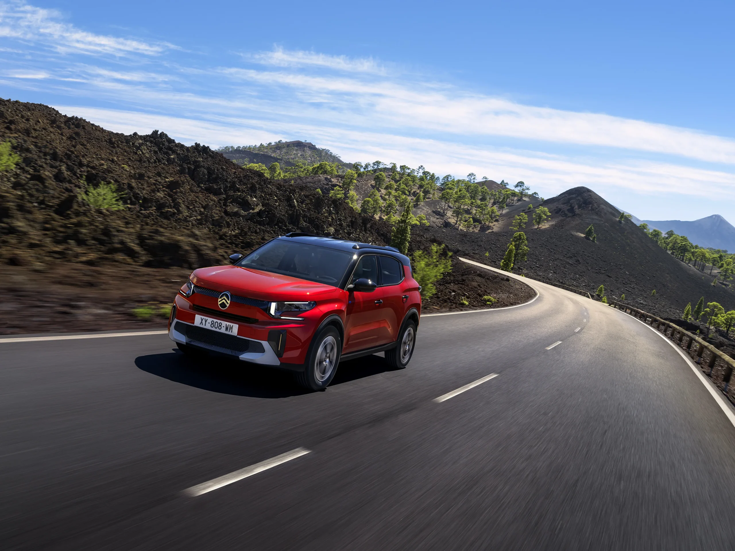 Červený Citroën C3 Aircross v jízdě na horské silnici