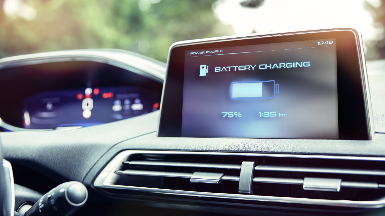 Displej elektromobilu zobrazující nabíjení trakční baterie