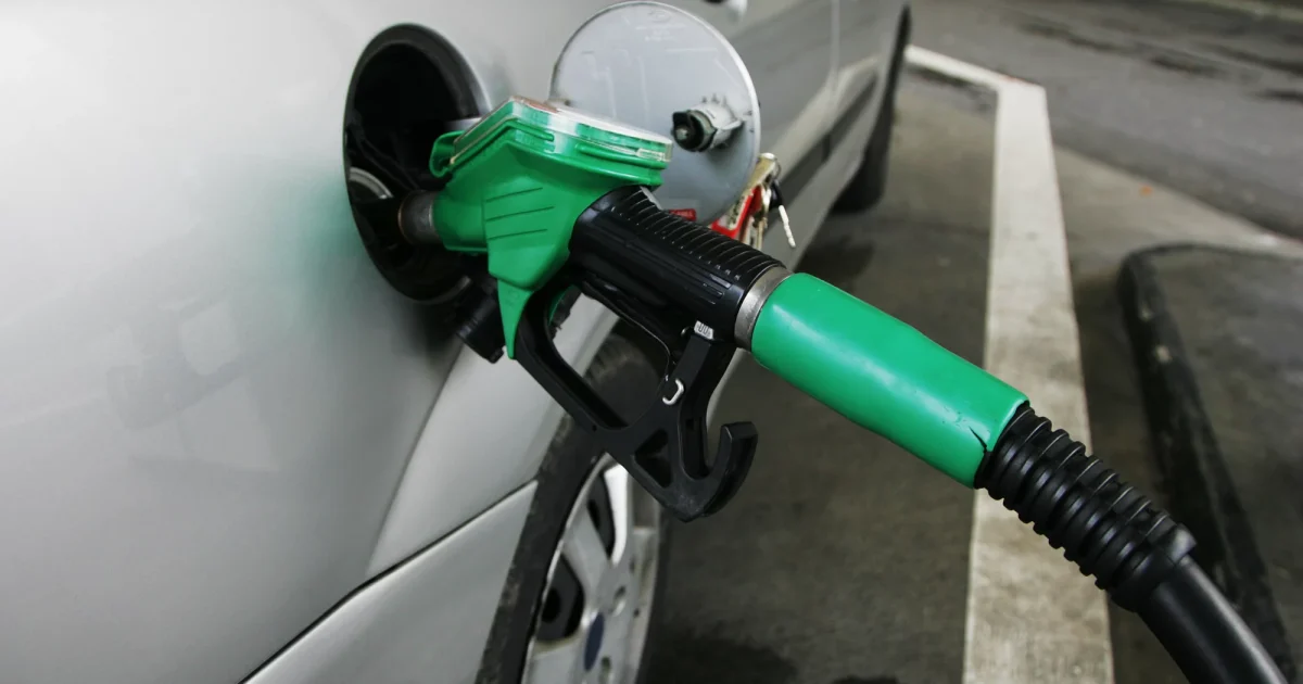 Tankování benzinu do automobilu