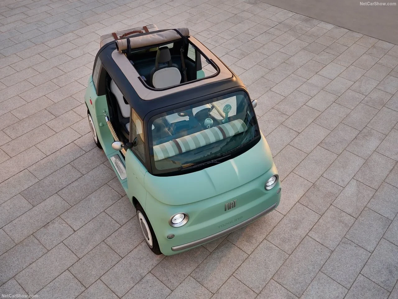 Interiér Fiatu Topolino s pruhovanou lavicí
