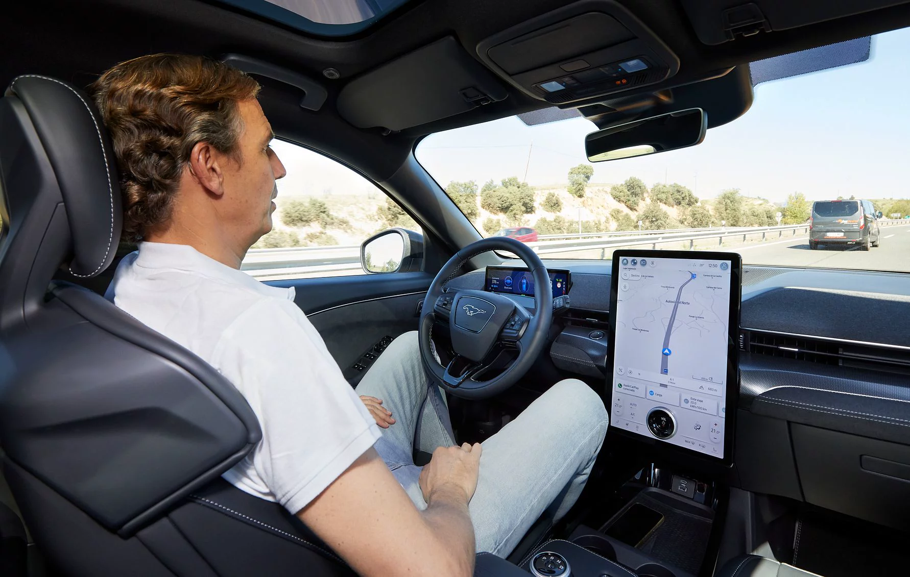 Řidič používá Ford BlueCruise a sleduje vozovku s rukama mimo volant
