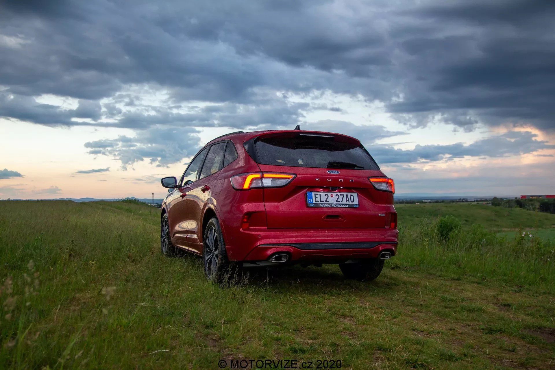 Ford Kuga s českou registrační značkou EL pro elektrifikovaná vozidla
