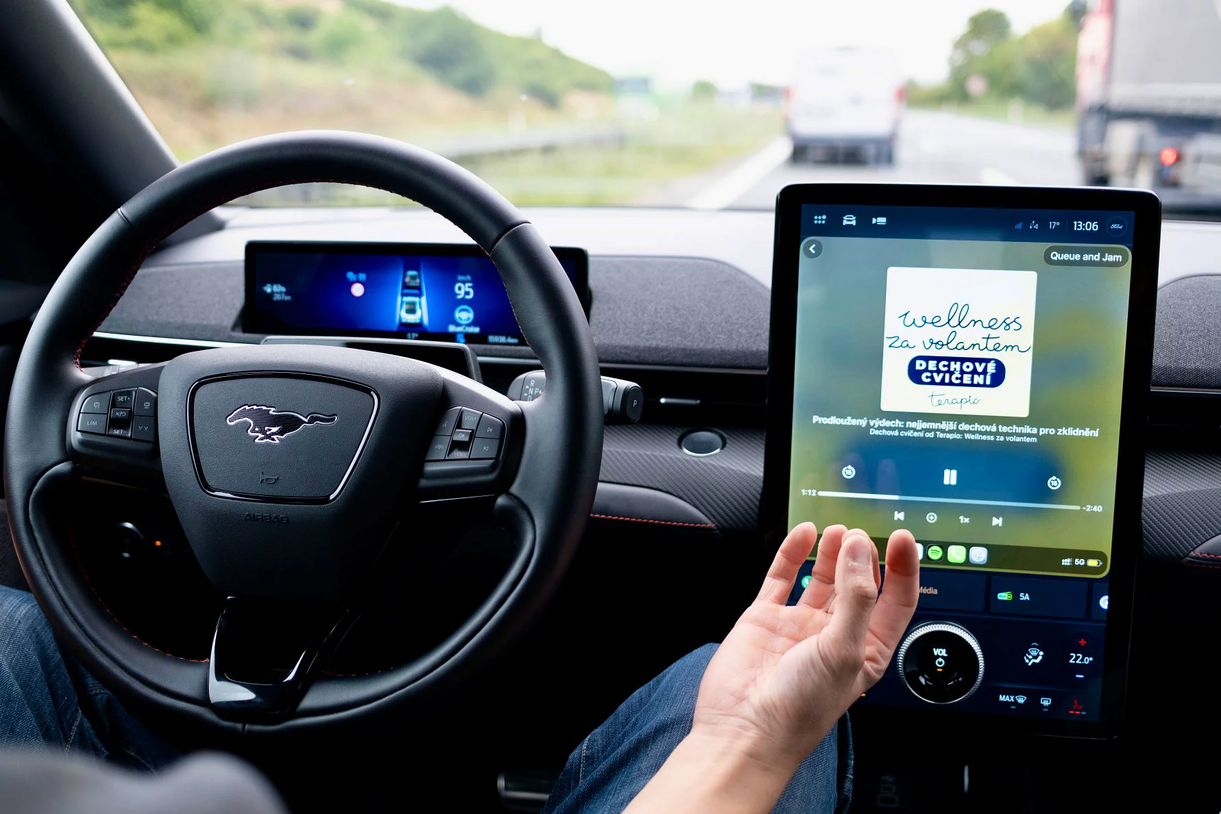 Audio program Wellness za volantem zobrazený ve voze Ford