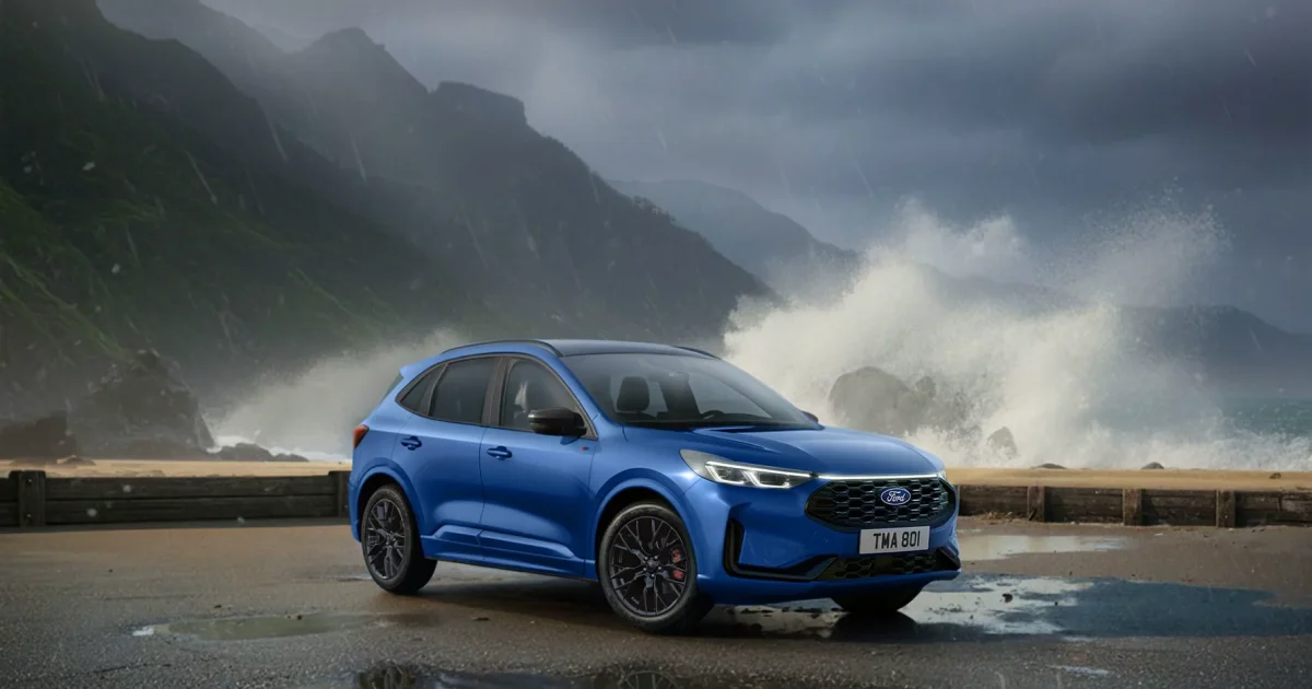Modrý Ford Kuga modelového roku 2026 na pobřežní silnici