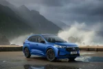 Modrý Ford Kuga modelového roku 2026 na pobřežní silnici