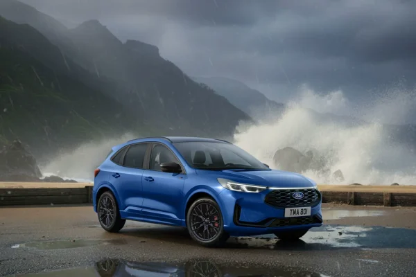 Modrý Ford Kuga modelového roku 2026 na pobřežní silnici