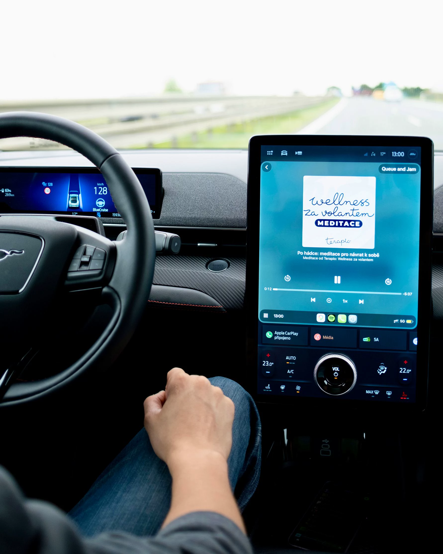 Program Wellness za volantem přehrávaný ve voze Ford s aktivním BlueCruise