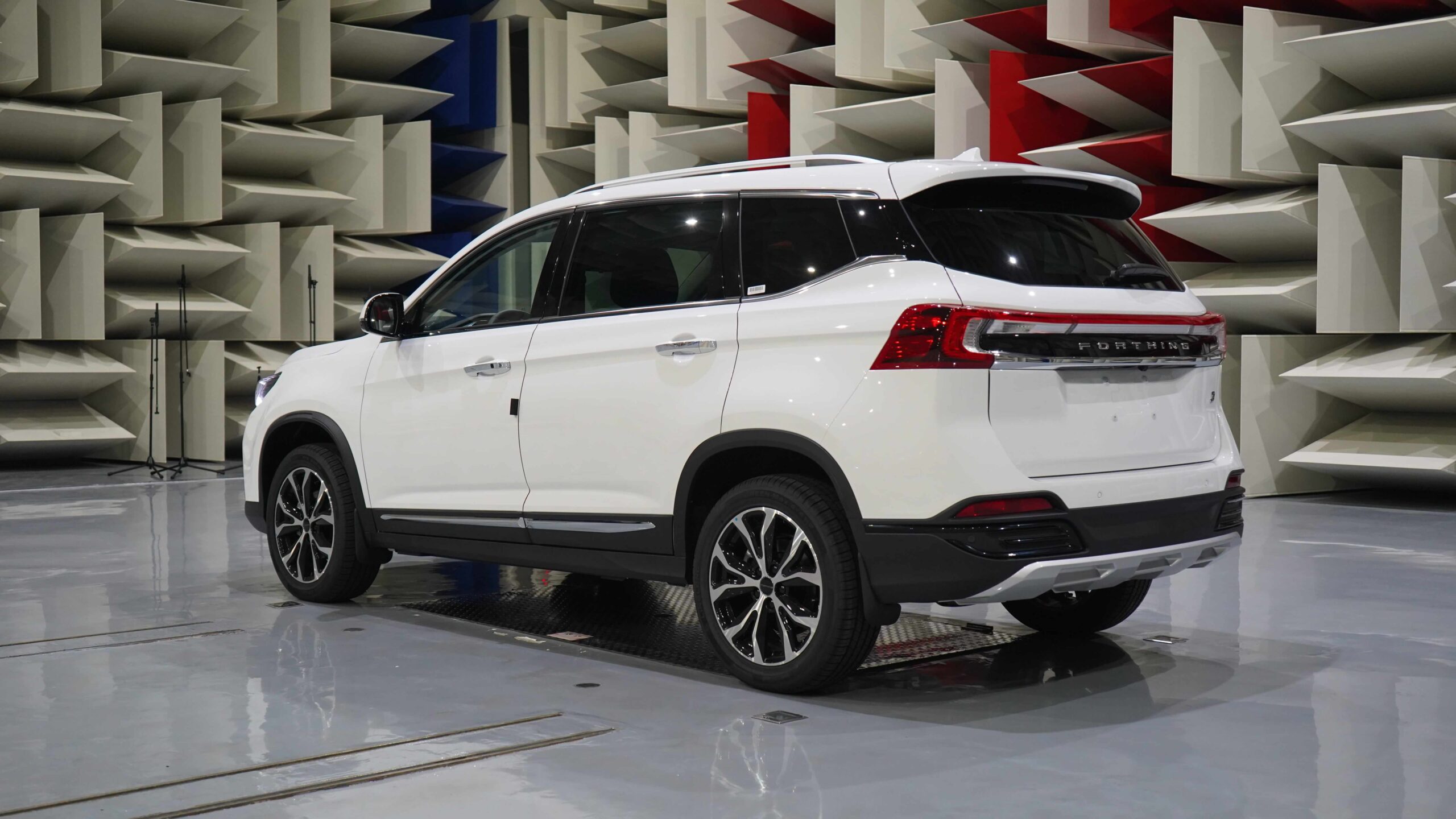 Bílé SUV Forthing T5 zezadu z boku, zaváděcí cena 549 900 Kč