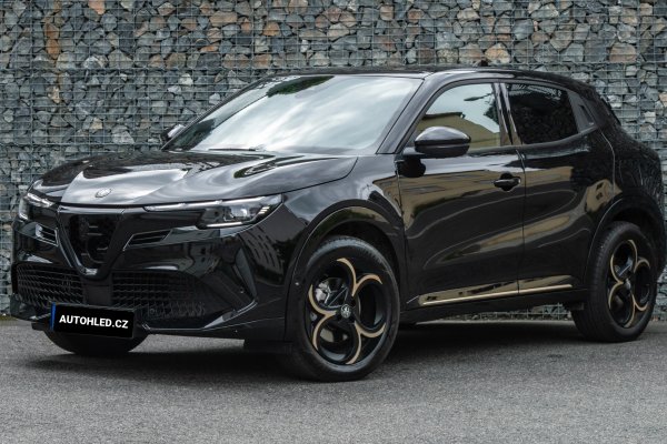 Alfa Romeo Junior Ibrida Q4 Intensa zepředu