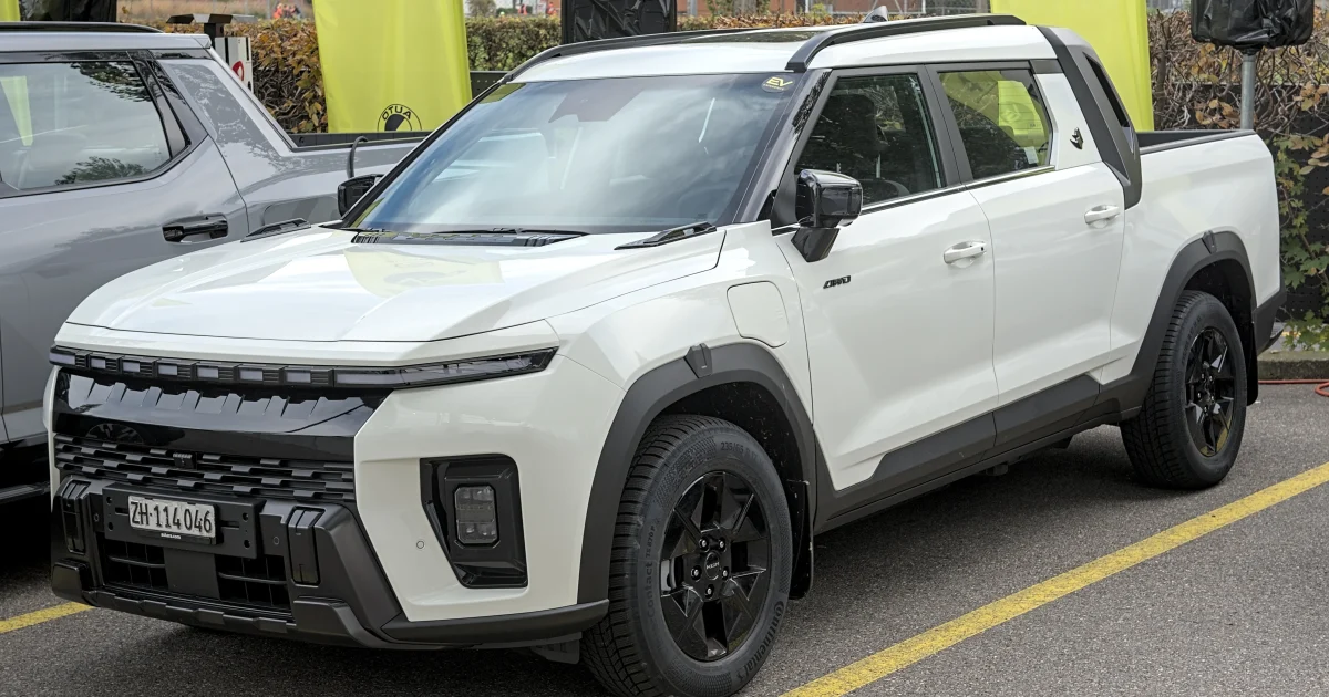 Elektrický pick-up KGM Musso EV v bílé barvě, přední tříčtvrteční pohled