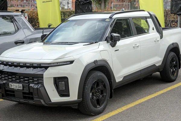 Elektrický pick-up KGM Musso EV v bílé barvě, přední tříčtvrteční pohled
