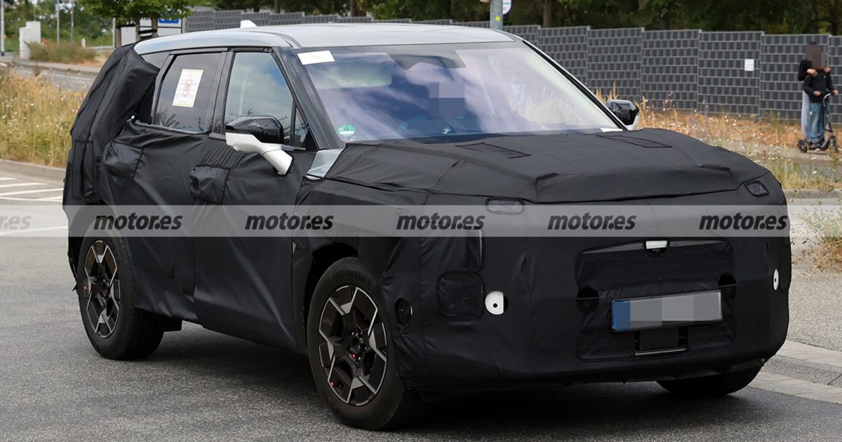 Silně maskované SUV, které Motor.es označuje za novou Kia Sportage